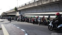 Saat ada razia seketika kolong flyover ini bersih dari parkiran liar. Namun saat tak ada razia, kolong flyover ini kembali dipenuhi motor yang parkir.