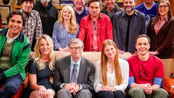Bill Gates duduk paling depan bersama putri sulungnya, Jennifer. Mereka berfoto bersama para pemeran serial Big Bang Theory. Foto: Instagram