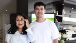 Wajah Bahagia Tarra Budiman dan Istri Dikaruniai Anak Pertama