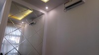 Ruang tamu ada cermin besar, belum banyak barang di ruang tamu, hanya ada sofa abu-abu. Foto: Desi Puspasari