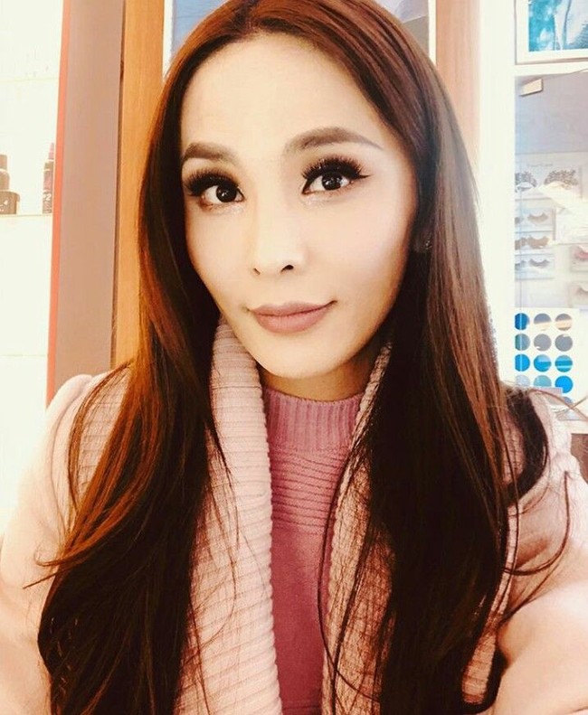 Kiprah Solongo pun mirip dengan Angela Ponce, finalis pertama transgender di Miss Universe 2018. Sebelum di Miss Universe 2018, Angela menjadi finalis pertama transgender yang memenangkan kontes Miss Spanyol. Sayangnya Solongo tidak menjadi juara di Miss Mongolia. (Foto: Instagram/@solongo_qq)