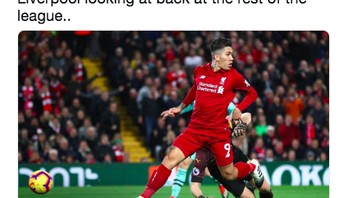 Firmino melihat para rival Liverpool tertinggal cukup jauh. Foto: Twitter