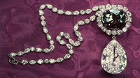 Evalyn Walsh McLean mendapatkan hadiah natal dari ayahnya sebuah permata paling terkenal dalam sejarah, yaitu Star of the East dan the Hope Diamond dengan perkiraan harga di atas US$ 250 juta atau sekitar Rp 3,6 triliun. Istimewa/Financesonline.