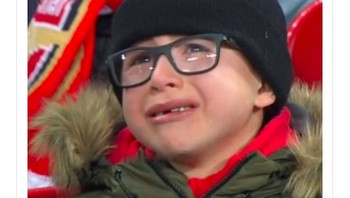 Fans Arsenal menangis karena timnya tak dapat bertahan dengan baik. Foto: istimewa