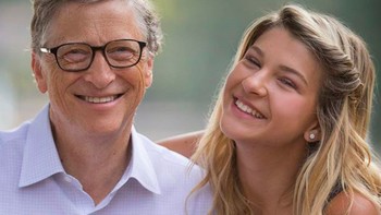 Berpose dengan salah satu anaknya, Phoebe. “Putriku Phoebe dan aku suka membaca semua jenis buku dan fans John Green. Kami tak bisa berhenti membaca novel barunya,” tulisnya. Foto: Instagram