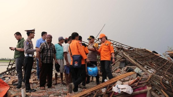 Potret Dampak Puting Beliung di Cirebon: Bocah Tewas dan 120 Bangunan Rusak