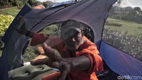 Sebanyak 20 tenda didirikan di lahan perkebunan milik warga tersebut.