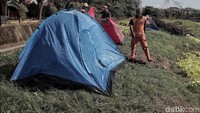 Tenda yang dipasang beraneka warna.