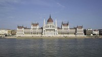 Selesai pada tahun 1904, gedung Parlemen Hungaria ini menjadi salah satu bangunan legislatif tertua di Eropa. Gedung ini menggunakan 40 kg emas 23 karat untuk mendesain interior bangunan. Istimewa/Cobaltrecruitment.