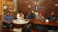 Hadir dalam diskusi tersebut (kiri-kanan) peneliti Setara Institute Bonar Tigor Naipospos, moderator Ray Rangkuti, peneliti Exposit Strategic Arif Susanto, Direktur AMAN Indonesia Rubi Dwi Khalifa, dan Dosen UIN Ciputat Ali Munhanif.
