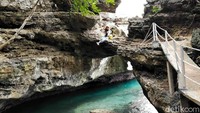 Inilah Pantai Batu Lubang yang keren dan eksotis di Maluku Tengah. Lokasi tepatnya ada di Desa Lilibooi, Kecamatan Leihitu Barat, Kabupaten Maluku Tengah. (Muslimin Abbas/detikTravel) 