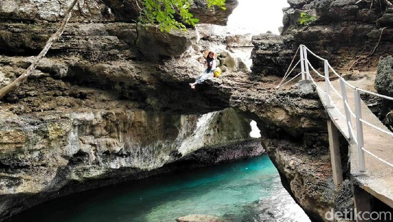 Pantai Batu Lubang yang keren di Maluku Tengah (Muslimin Abbas/detikTravel) Pantai Batu Lubang yang keren di Maluku Tengah (Muslimin Abbas/detikTravel)