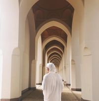 Gaya Hijab Maudya Ayunda saat Umrah, Simpel Tapi Menawan