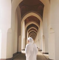 Gaya Hijab Maudy Ayunda saat Umrah, Simpel Tapi Menawan