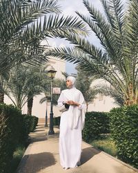 Gaya Hijab Maudya Ayunda saat Umrah, Simpel Tapi Menawan