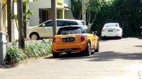 Mobil minicoper Ria Ricis, rumahnya berada di area depan kompleks. Foto: Desi Puspasari