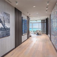 Kanye membeli apartemen tersebut dalam kondisi furnished alias sudah terisi dengan perabotan, termasuk benda seni yang menghiasi hampir di setiap sudut ruangan. Seperti di lorong yang menjelma sebagai galeri seni ini. (Foto: Dok. Miami Condo Investments)