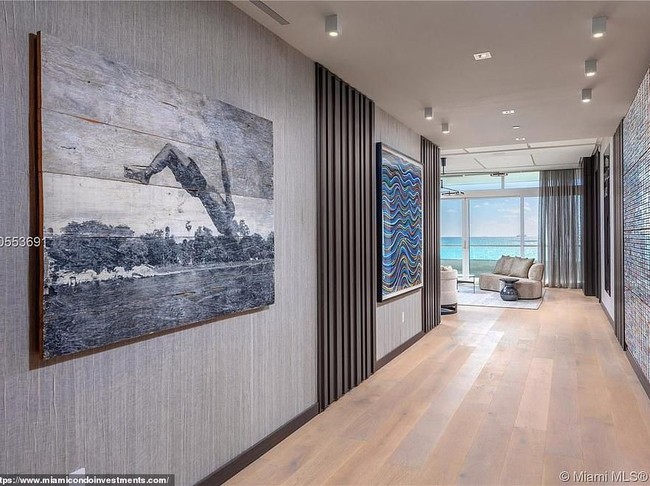Kanye membeli apartemen tersebut dalam kondisi furnished alias sudah terisi dengan perabotan, termasuk benda seni yang menghiasi hampir di setiap sudut ruangan. Seperti di lorong yang menjelma sebagai galeri seni ini. (Foto: Dok. Miami Condo Investments)