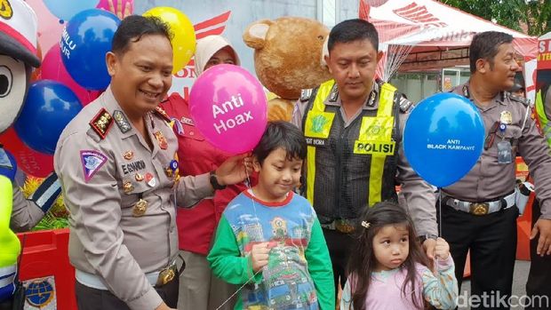 Siapkan Pemilu Damai, Polrestabes Surabaya Bagi Balon di Car Free Day