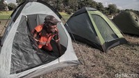 Tenda itu didirikan berjajar.