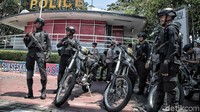 Sejumlah personel Brimob mengikuti apel di kawasan Bundaran HI, Jakarta, Minggu (30/12/2018).