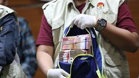 Duit tersebut ditaruh di dalam tas ransel. Para tersangka dari unsur Kementerian PUPR itu diduga mengatur lelang agar dimenangkan oleh PT WKE dan PT TSP. Pada tahun 2017-2018 diduga kedua perusahaan itu memenangkan 12 paket proyek dengan nilai total Rp 429 miliar. (Foto: Agung Pambudhy-detikcom)