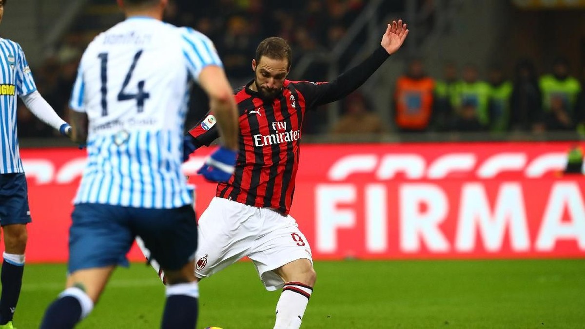 Maurizio Sarri tak tahu perkembangan transfer Gonzalo Higuain (Marco Luzzani/Getty Images)