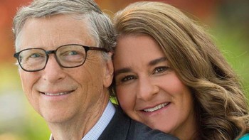 Pose bersama sang istri, Melinda, juga mewarnai Instagram Bill Gates tahu 2018 ini. Hidup jauh lebih baik dengan mengetahui engkau mendukukungku, tulisnya. Foto: Instagram