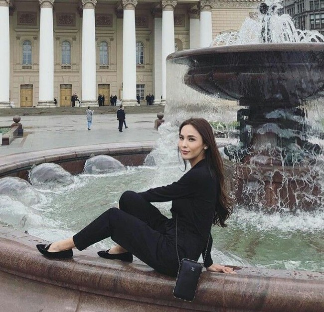 Inilah kompilasi foto Solongo saat tampil di kontes kecantikan Miss Mongolia. Ia tampak bak wanita seutuhnya dengan gaun malam hingga bikini. (Foto: Instagram/@solongo_qq)