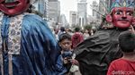Potret Miris Anak-anak Pengamen Ondel-ondel di Ibu Kota