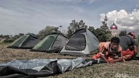 Warga mendirikan tenda di lahan perkebunan milik warga di Cipinang Melayu, Kecamatan Makassar, RT 11 RW 6, Jakarta Timur, Minggu (30/12/2018). 