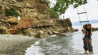 Di depan Pantai Batu Lubang ada juga ayunan untuk spot-spot foto Instagramble. Wah, wajib dicoba nih traveler! (Muslimin Abbas/detikTravel) 
