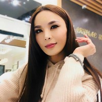 Ini Solongo Batsukh yang merupakan finalis kontes kecantikan Miss Mongolia. Di balik wajah cantik dan tubuh seksinya, Solongo jadi sensasi karena identitasnya. (Foto: Instagram/@solongo_qq)