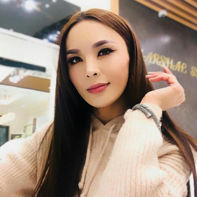 Ini Solongo Batsukh yang merupakan finalis kontes kecantikan Miss Mongolia. Di balik wajah cantik dan tubuh seksinya, Solongo jadi sensasi karena identitasnya. (Foto: Instagram/@solongo_qq)