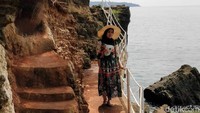Traveler bisa memanfaatkan berbagai sudut pantai ini sebagai background foto. Dijamin banyak yang akan bertanya-tanya, dimana pantai ini berada. (Muslimin Abbas/detikTravel) 