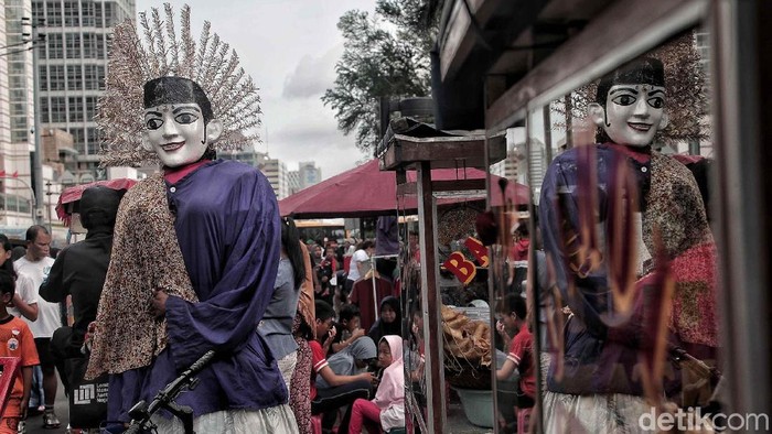 Ondel-ondel mengamen di car free day (CFD) di kawasan Jalan Sudirman, Jakarta Pusat, Minggu (30/12/2018).