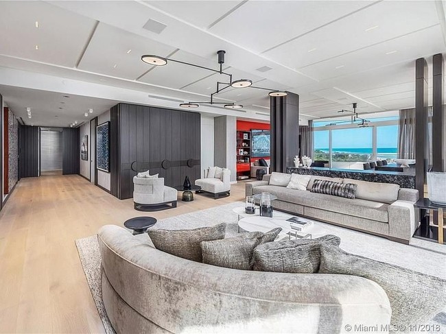 Dirancang oleh arsitek Norman Foster, apartemen Kim hadir dengan desain minimalis yang modern dan elegan. Luasnya 436 meter persegi dan terdiri dari empat kamar tidur serta lima kamar tidur. Cukup lega untuk Kanye dan Kim, beserta tiga anak mereka; North, Saint, dan Chicago. (Foto: Dok. Miami Condo Investments)