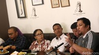 Hadir dalam diskusi tersebut antara lain PUSaKO FH Universitas Andalas Feri Amsari, Ppeneliti Konstitusi dan Demokrasi (Kode) Inisiatif Veri Junaidi, dan peneliti Formappi Lucius Karus. 