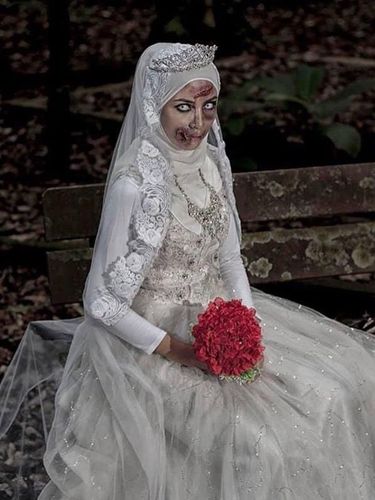 Hiii Seram! Foto Pernikahan Bertema Zombie Ini Viral