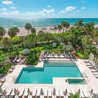 Para penghuni mendapat akses ke area kolam renang yang berada di pinggir pantai. Fasilitas lain di antaranya pusat kebugaran, in-house spa, jasa concierge sekelas hotel bintang lima dan valet. (Foto: Dok. Miami Condo Investments)