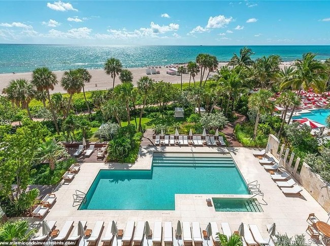 Para penghuni mendapat akses ke area kolam renang yang berada di pinggir pantai. Fasilitas lain di antaranya pusat kebugaran, in-house spa, jasa concierge sekelas hotel bintang lima dan valet. (Foto: Dok. Miami Condo Investments)