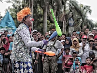 Atraksi Badut Galang Dana untuk Korban Tsunami Selat Sunda di CFD