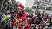 Bermacam sulap ditampilkan oleh para badut.