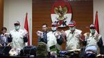 Foto: KPK Tunjukkan Duit Miliaran Rupiah Bukti Suap Pejabat PUPR