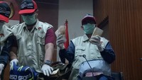 Sementara para tersangka diduga sebagai penerima ialah ARE (Anggiat Partunggul Nahot Simaremare), Kepala Satker SPAM Strategis/ PPK SPAM Lampung, MWR (Meina Woro Kustinah), PPK SPAM Katulampa, TMN (Teuku Moch Nazar), Kepala Satker SPAM Darurat, DSA (Donny Sofyan Arifin), PPK SPAM Toba 1. (Foto: Muhammad Fida/detikcom)