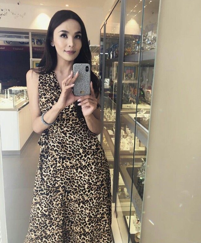 Wanita yang berprofesi sebagai makeup artist itu pernah mengikuti ajang kecantikan khusus wanita transgender yang dilaksanakan di Thailand. (Foto: Instagram/@solongo_qq)