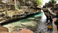 Dinamakan Batu Lubang, karena di pantai ini ada sebuah bukit karang berbentuk kapal yang berlubang. Lubang ini memiliki ukuran kurang lebih 2,5 X 3 meter. (Muslimin Abbas/detikTravel) 