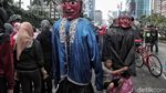 Potret Miris Anak-anak Pengamen Ondel-ondel di Ibu Kota