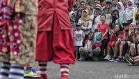 Para pengunjung car free day, khususnya anak-anak tampak terhibur dengan atraksi badut.