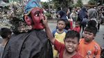 Potret Miris Anak-anak Pengamen Ondel-ondel di Ibu Kota